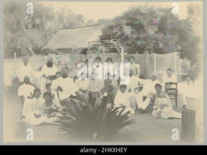 Art inspiré par le portrait de groupe, photo de groupe d'une famille ou d'un groupe inconnu. Partie de l'album photo souvenir de Voyage (volume 4), sur la vie de la famille Dooyer dans et autour de la plantation Ma Retraite au Suriname dans les années 1906-1913., Moellaert, Suriname, 1906 - 1913, oeuvres classiques modernisées par Artotop avec un peu de modernité. Formes, couleur et valeur, impact visuel accrocheur sur l'art émotions par la liberté d'œuvres d'art d'une manière contemporaine. Un message intemporel qui cherche une nouvelle direction créative. Artistes qui se tournent vers le support numérique et créent le NFT Artotop Banque D'Images