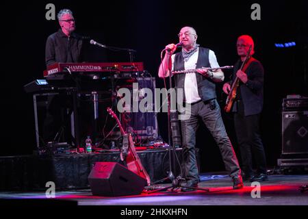 Varèse Italie.05 février 2022.Le groupe britannique JETHRO TULL se produit en direct sur scène au Teatro di Varese pendant les années Prog. Banque D'Images