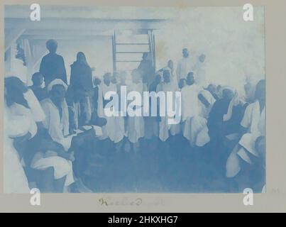 Art inspiré par les travailleurs sous contrat hindoustani dans le dépôt d'immigrants, Koeliedepôt, photo de groupe des travailleurs sous contrat (des Antilles britanniques), dans le soi-disant dépôt de coterie, le point central de rassemblement des immigrants à Paramaribo. Partie de l'album photo souvenir de Voyage (volume 5, oeuvres classiques modernisées par Artotop avec une touche de modernité. Formes, couleur et valeur, impact visuel accrocheur sur l'art émotions par la liberté d'œuvres d'art d'une manière contemporaine. Un message intemporel qui cherche une nouvelle direction créative. Artistes qui se tournent vers le support numérique et créent le NFT Artotop Banque D'Images