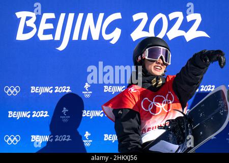 Zhangjiakou, province chinoise du Hebei.6th févr. 2022.Su Yiming, de Chine, réagit après la qualification masculine de ski en pente au Genting Snow Park à Zhangjiakou, dans la province de Hebei, au nord de la Chine, le 6 février 2022.Credit: Xiao Yijiu/Xinhua/Alamy Live News Banque D'Images