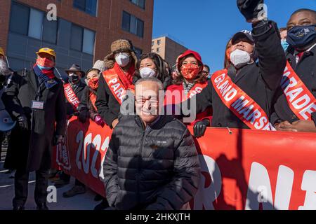 New York, États-Unis.05th févr. 2022.Le leader de la majorité au Sénat américain le sénateur Chuck Schumer (D-NY) se rend au front et au centre de la Flushing Chinese Business Association Flushing Chinese Lunar New Year Parade dans le Queens Borough de New York.(Photo par Ron Adar/SOPA Images/Sipa USA) crédit: SIPA USA/Alay Live News Banque D'Images