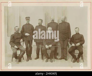 Art inspiré par le portrait de groupe des soldats (cavalrymen?), Enklaar, 1892, papier, support photographique, Hauteur 83 mm × largeur 112 mm, oeuvres classiques modernisées par Artotop avec une touche de modernité. Formes, couleur et valeur, impact visuel accrocheur sur l'art émotions par la liberté d'œuvres d'art d'une manière contemporaine. Un message intemporel qui cherche une nouvelle direction créative. Artistes qui se tournent vers le support numérique et créent le NFT Artotop Banque D'Images