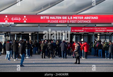 Munich, Allemagne.05th févr. 2022.Football: Bundesliga, Bayern Munich - RB Leipzig, Matchday 21 à Allianz Arena.Les fans viennent dans l'arène avant le match.Crédit : Sven Hoppe/dpa - REMARQUE IMPORTANTE :Conformément aux exigences de la DFL Deutsche Fußball Liga et de la DFB Deutscher Fußball-Bund, il est interdit d'utiliser ou d'avoir utilisé des photos prises dans le stade et/ou du match sous forme de séquences et/ou de séries de photos de type vidéo./dpa/Alay Live News Banque D'Images