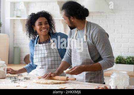 Un jeune couple afro-américain insouciant cuisine dans la cuisine. Banque D'Images