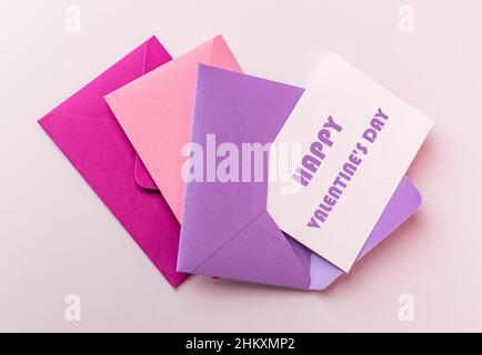 Carte de vœux de bonne Saint Valentin dans une enveloppe.Enveloppes sur fond rose.Photo de haute qualité Banque D'Images