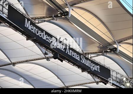 Stuttgart, Allemagne.05th févr. 2022.Football: Bundesliga, VfB Stuttgart - Eintracht Frankfurt, Matchday 21 à la Mercedes-Benz Arena.Le lettrage « Mercedes-Benz Arena Stuttgart » est suspendu sur le toit du stade.Crédit : Silas Stein/dpa - REMARQUE IMPORTANTE :Conformément aux exigences de la DFL Deutsche Fußball Liga et de la DFB Deutscher Fußball-Bund, il est interdit d'utiliser ou d'avoir utilisé des photos prises dans le stade et/ou du match sous forme de séquences et/ou de séries de photos de type vidéo./dpa/Alay Live News Banque D'Images