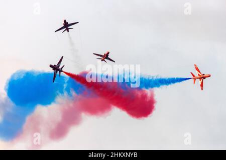 Royal Air Force British Aerospace Hawk T1A de l'équipe d'exposition les flèches rouges se présentent au-dessus de la mer. Banque D'Images