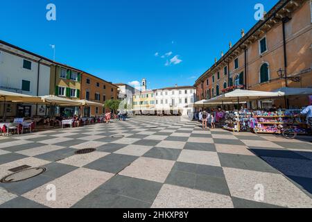 Place principale dans le village de Lazise, Piazza Vittorio Emanuele. Station touristique sur la côte du lac de Garde. Province de Vérone, Vénétie, Italie, Europe. Banque D'Images