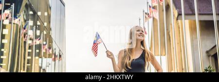 Une jeune femme voyage en Malaisie. Contient la BANNIÈRE de drapeau malaisien, FORMAT LONG Banque D'Images