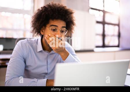 Homme afro-américain fatigué avec mal de tête et stress Banque D'Images