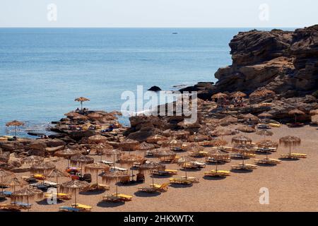 Vue sur la plage de sable de Grèce Rhodes avec chaises longues et parasols Banque D'Images