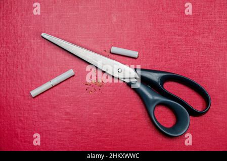 Cigarette en ciseaux.Mauvaise habitude. Banque D'Images