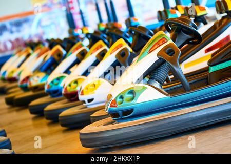 Vue sur les autos tamponneuses d'une attraction du parc d'expositions Banque D'Images
