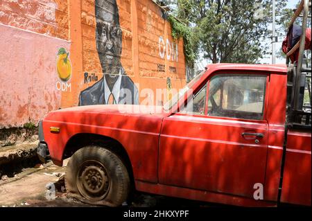 KENYA, Nairobi, slum Kibera, élection présidentielle de 2022, panneau d'affichage de la candidate Raila Amollo Odinga de l'ODM Parti du mouvement démocratique Orange / KENIA, Nairobi, slum Kibera, Präsidenten Wahl 2022, Wandbild des Kandidaten Raila Amollo Odinga von der ODM mouvement démocratique Orange Partei Banque D'Images