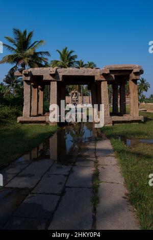 Vue verticale du sanctuaire de Laxmi Narasimha isolé dans la structure des piliers: Hampi, Karnataka, Inde-février 01,2022 Banque D'Images