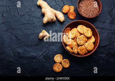 Craquelins au gingembre et au lin.Biscuits végétariens.Copier l'espace Banque D'Images