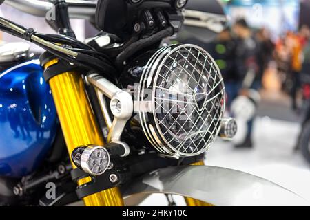 Gros plan d'un phare de moto d'époque. Banque D'Images