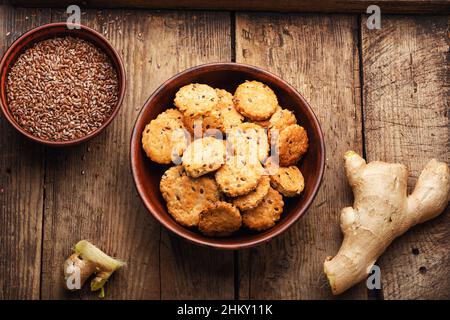 Craquelins appétissants avec du lin et du gingembre.Pâtisseries végétariennes. Banque D'Images