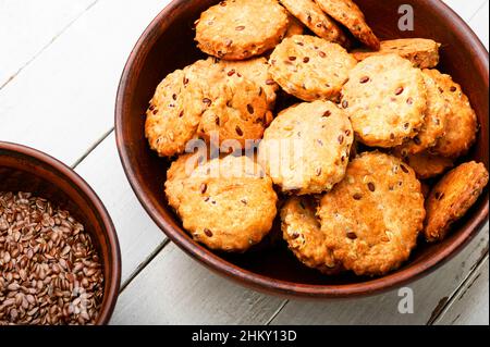 Délicieux craquelins au gingembre et au lin.Biscuits végétariens. Banque D'Images