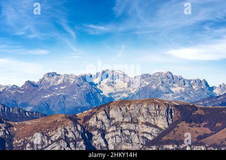 Chaîne de montagnes du Monte Baldo et des Dolomites de Brenta (Dolomiti di Brenta) en hiver vu depuis le Parc naturel régional du plateau de Lessinia (Altopiano della le Banque D'Images