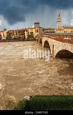 Vérone, Ponte Pietra (pont de pierre), I Century B.C, et rivière Adige en crue après plusieurs tempêtes violentes. Patrimoine mondial de l'UNESCO, Vénétie, Italie Banque D'Images