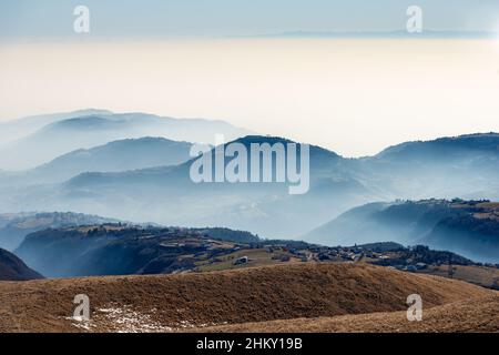 Paysage d'hiver du plateau de Lessinia et de la plaine de Padana ou de la vallée du po avec brouillard. À l'horizon, la chaîne de montagnes des Apennines. Erbezzo Vérone Italie. Banque D'Images