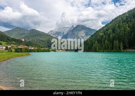 Auronzo ou lac Santa Caterina (Lago di Auronzo) et Alpes carniques avec les sommets appelés Crissin, Bragagnina et Tudaio de la chaîne de montagnes Bretoni. Banque D'Images