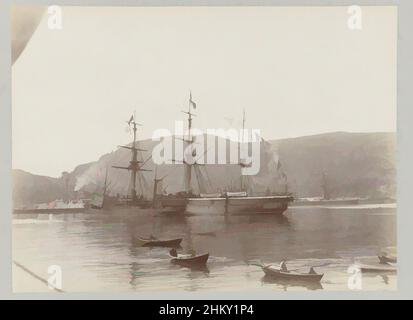 Art inspiré par les bateaux d'aviron naviguent vers et depuis les bateaux de l'empereur Wilhelm II, situés dans une baie, Englisches Geschwader im Hafen von Bergen, Paul Güssfeldt (attribué à), Carl Saltzmann (attribué à), Norvège, Jul-1889, papier, carton, Imprimé albumine, hauteur 169 mm × largeur 224 mm hauteur 314, oeuvres classiques modernisées par Artotop avec une touche de modernité. Formes, couleur et valeur, impact visuel accrocheur sur l'art émotions par la liberté d'œuvres d'art d'une manière contemporaine. Un message intemporel qui cherche une nouvelle direction créative. Artistes qui se tournent vers le support numérique et créent le NFT Artotop Banque D'Images