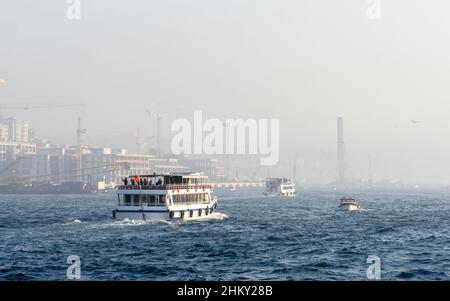 Vue du matin sur le Bosphore dans la ville d'Istanbul. Banque D'Images