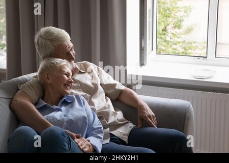 Un couple plus âgé heureux, amoureux de la détente sur le canapé Banque D'Images