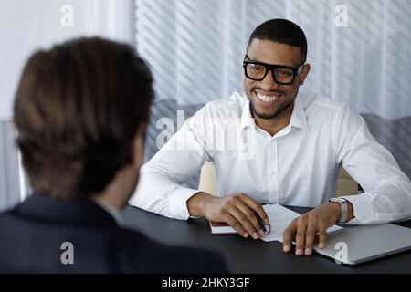 Bonne réunion de stagiaire africain avec mentor, à l'écoute de l'enseignant Banque D'Images
