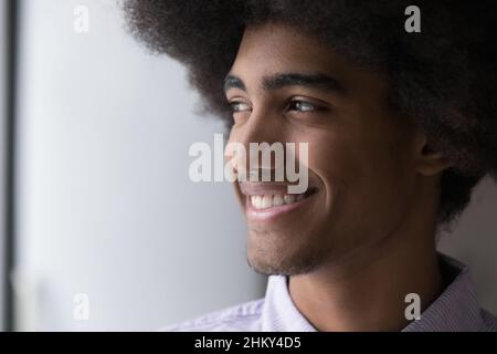 Joyeux jeune Noir mec avec rétro Afro hairdo Banque D'Images