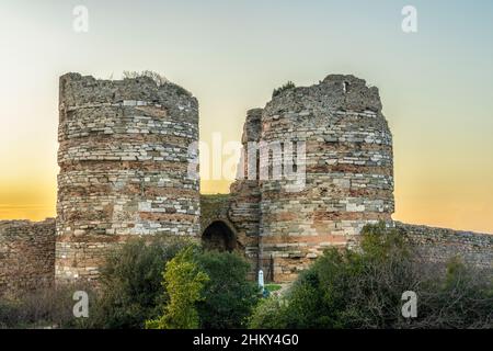 Château de Yoros au coucher du soleil. Le château de Yoros (château génoise) est un château byzantin en ruines situé au confluent du Bosphore et de la mer Noire à Istanbul. Banque D'Images