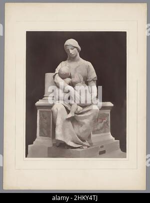 Art inspiré par la sculpture la Charité par Paul Dubois, sculpteur français, 1829-1905, Galérie contemporaine, littérature, Art (titre de série), Photographie de sculpture la Charité par Paul Dubois, mère avec des yeux en défonce et deux enfants sur ses genoux, derrière laquelle est un piédestal avec soulagement, oeuvres classiques modernisées par Artotop avec un peu de modernité. Formes, couleur et valeur, impact visuel accrocheur sur l'art émotions par la liberté d'œuvres d'art d'une manière contemporaine. Un message intemporel qui cherche une nouvelle direction créative. Artistes qui se tournent vers le support numérique et créent le NFT Artotop Banque D'Images