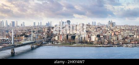 Une vue panoramique d'Istanbul avec la Tour de Galata et le pont de métro sur l'eau soyeuse de la Corne d'Or par temps nuageux.Photo panoramique de Banque D'Images