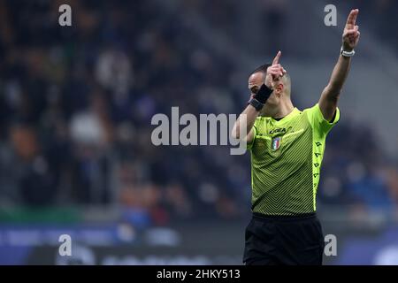 L'arbitre officiel Marco Guida gestes pendant la série Un match entre le FC Internazionale et l'AC Milan au Stadio Giuseppe Meazza le 5 février 2022 à Milan, Italie. Banque D'Images