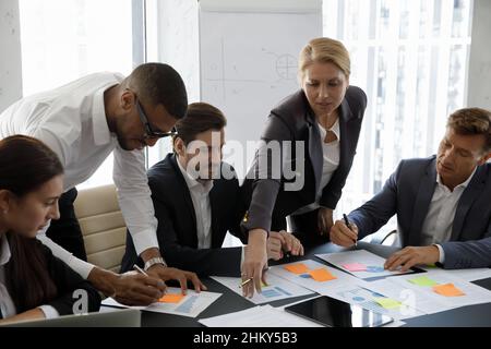 Groupe d'activité marketing ciblé travaillant avec des rapports papier Banque D'Images