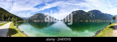 Vue panoramique sur le lac d'Achen pendant la journée d'été dans le Tyrol.Belle scène d'Achensee avec montagnes en Autriche. Banque D'Images