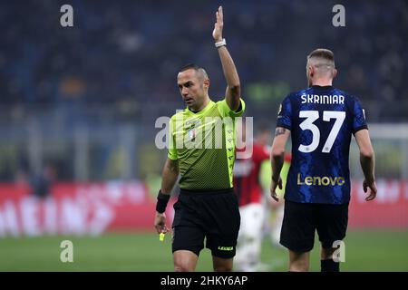 L'arbitre officiel Marco Guida gestes pendant la série Un match entre le FC Internazionale et l'AC Milan au Stadio Giuseppe Meazza le 5 février 2022 à Milan, Italie. Banque D'Images