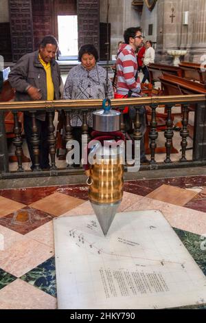 Foucault Pendulum Cathédrale Métropolitaine d'Asunción de María Constitution Square Zócalo, Mexico.Amérique du Nord Banque D'Images