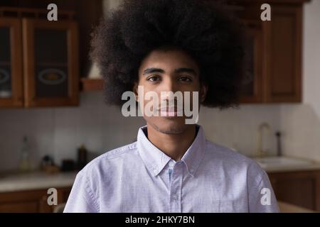 Un adolescent africain positif avec une photo de tête de maison Afro Hairdo Banque D'Images