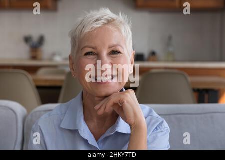 Bonne fille élégante 60s femme à la maison tête portrait Banque D'Images