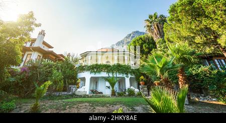 Vue sur une maison moderne dans un environnement forestier.Vue sur les maisons traditionnelles d'Akyaka (Gokova) dans le village d'Akyaka de Mugla, Turquie. Banque D'Images