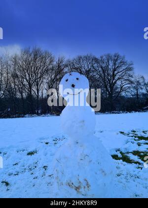 Vue rapprochée du bonhomme de neige dans le chapeau, le foulard et les moufles de santa i Winter Park Banque D'Images
