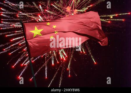 Le drapeau de la Chine, officiellement le drapeau national de la République populaire de Chine et également connu sous le nom de drapeau rouge à cinq étoiles Banque D'Images