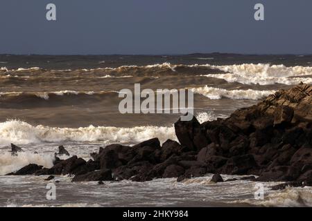 vagues dans la mer cantabrique sur la côte de vizcaya un jour nuageux Banque D'Images