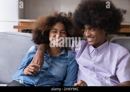 Joyeux Black couple des adolescents de hipster, les étudiants appréciant la rencontre Banque D'Images