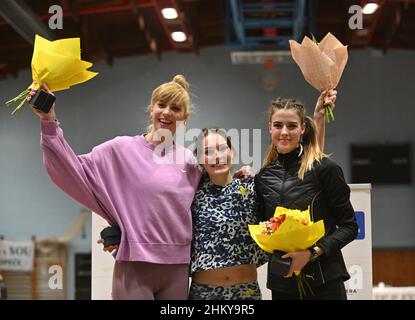 Hustopece, République tchèque.05th févr. 2022.L-R la deuxième place Marija Vukovic de MNE, la gagnante Emily Brothwick de Grande-Bretagne et la troisième place Yaroslava Mahuchikh d'Ukraine pose après la course de saut en hauteur des femmes lors de la réunion de Hustopecske skakni, dans le cadre du World Indoor Tour, à Hustopece, République Tchèque, le 5 février 2022.Crédit : Igor Zehl/CTK photo/Alay Live News Banque D'Images