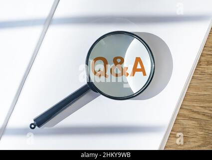 Q concept.Q et Un acronyme à travers la loupe. Banque D'Images