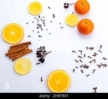 des fruits frais colorés sur une table blanche vue sur le dessus Banque D'Images